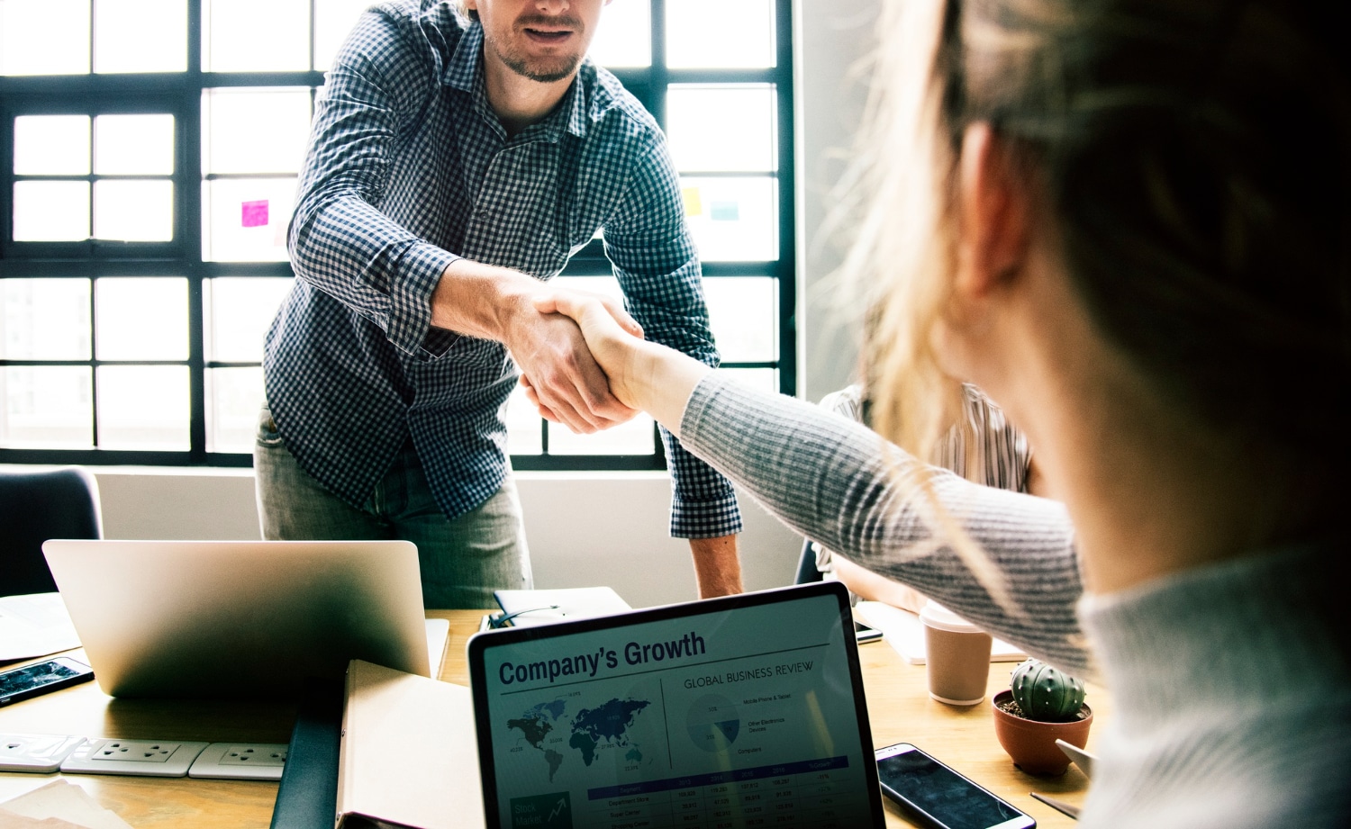E-commerce vs Ecommerce en B2B: Guía de Estilo Definitiva